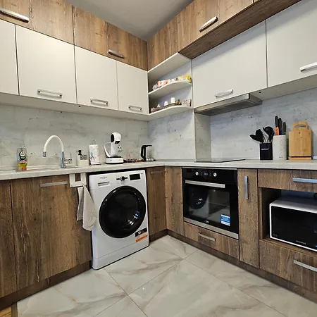 Brand New With Free Parking Near Center Appartement *