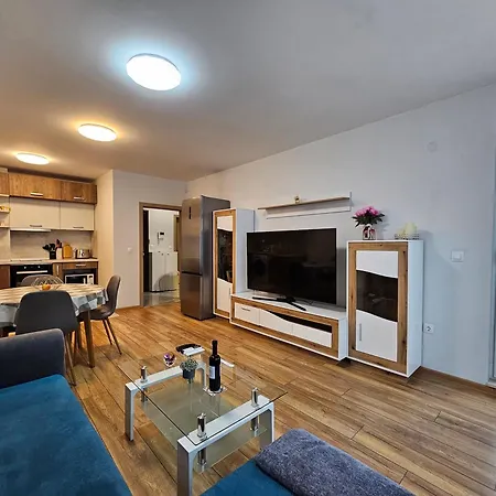 Brand New With Free Parking Near Center Апартамент *