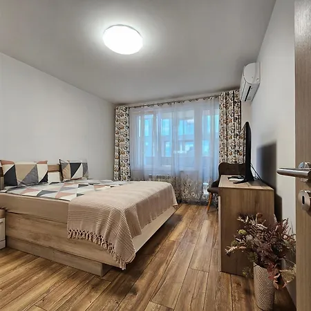 Апартамент Brand New With Free Parking Near Center