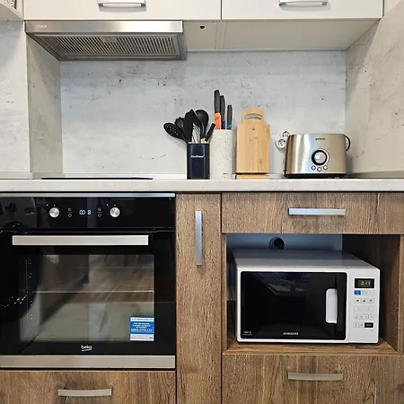 Apartment Brand New With Free Parking Near Center *